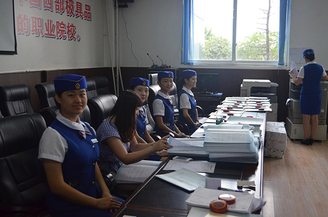 “和諧號(hào)”高鐵、動(dòng)車