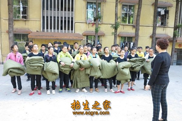 學校發(fā)被子