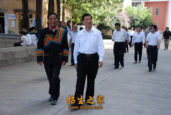 學(xué)校領(lǐng)導(dǎo)