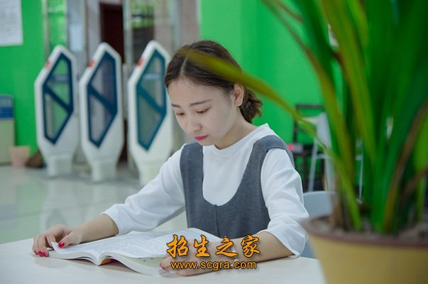 學(xué)生看書(shū)