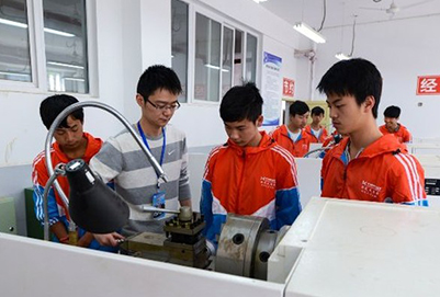 四川省屏山縣職業(yè)技術(shù)學(xué)校數(shù)控專業(yè)學(xué)生實(shí)訓(xùn)