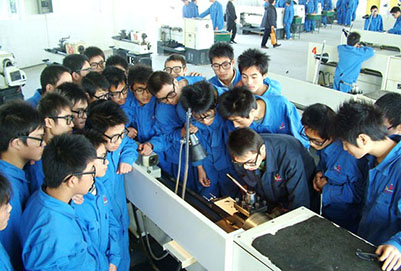 三臺劉營職中鄧軍老師進行普通車床操作演示