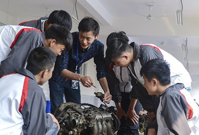 四川省屏山縣職業(yè)技術(shù)學(xué)校我校教師講解發(fā)動機(jī)