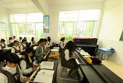 四川省江安縣職業(yè)技術(shù)學(xué)校幼師專業(yè)鋼琴練習(xí)