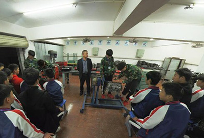 四川省江安縣職業(yè)技術(shù)學(xué)校城北校區(qū)學(xué)生上汽修實(shí)訓(xùn)課