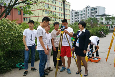 宜賓縣柳嘉職業(yè)技術(shù)學(xué)校使用全站儀測(cè)繪實(shí)訓(xùn)