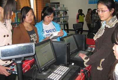 宜賓縣柳嘉職業(yè)技術(shù)學(xué)校學(xué)生在收銀室實(shí)訓(xùn)