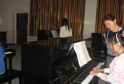 宜賓縣柳嘉職業(yè)技術(shù)學(xué)校學(xué)生練習(xí)鋼琴
