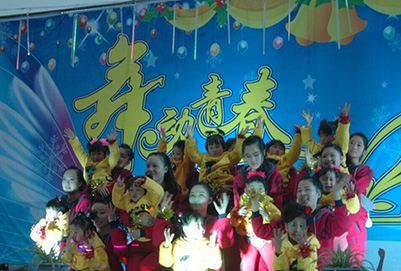 宜賓縣柳嘉職業(yè)技術(shù)學(xué)校幼師專業(yè)學(xué)生與小朋友同臺(tái)表演