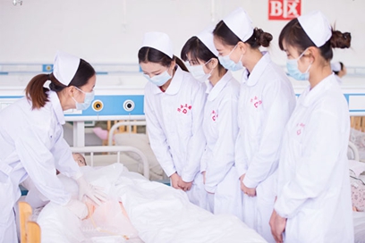 德陽的初三畢業(yè)生想讀職高，成都市華西衛(wèi)校招生