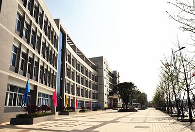 南充技師學院-教學樓一側(cè)