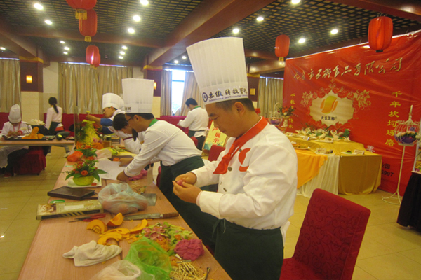 學(xué)生們正在參加廚藝大賽