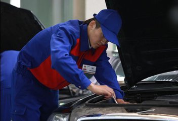 學(xué)員們正在獨(dú)立自主的進(jìn)行汽車維修