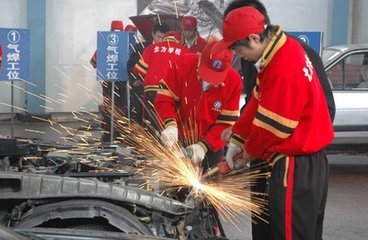 學(xué)員們正在學(xué)習(xí)汽修