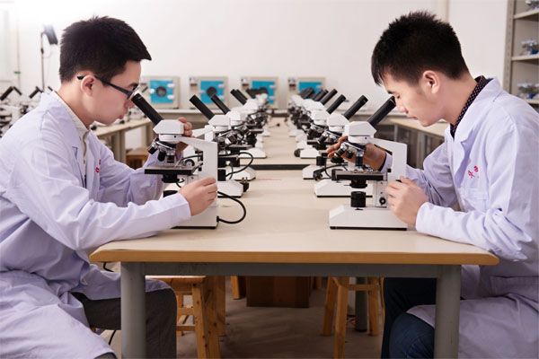 成都市華西衛(wèi)校2025年招生簡介