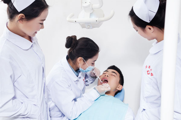 成都市華西衛(wèi)校2025年招生簡介