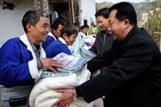 幫貧助困送溫暖真情關(guān)愛(ài)曖人間