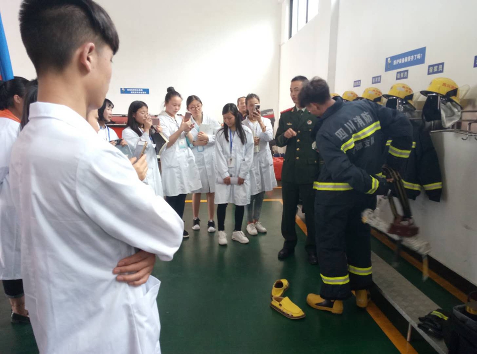 成都都江堰技師學院醫(yī)藥專業(yè)學習參觀消防大隊