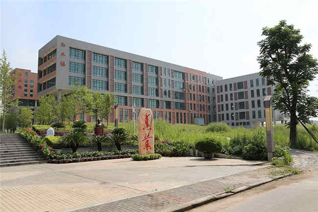 2025年重慶市榮昌區(qū)職業(yè)教育中心招生簡(jiǎn)章