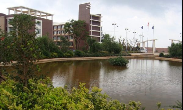 云南科技信息職業(yè)學(xué)院校園湖