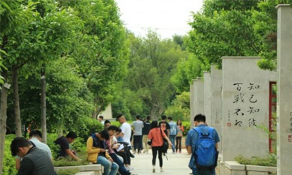 昆明市官渡區(qū)職業(yè)高級中學(xué)校園小道 昆明市官渡區(qū)職業(yè)高級中學(xué)校園小道