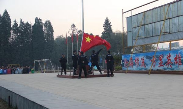 昆明市臺湘科技學校升國旗儀式