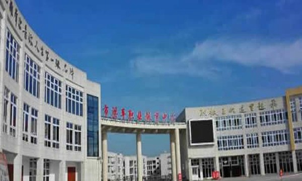 重慶梁平職業(yè)教育中心校園門(mén)口