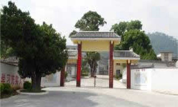 梁河縣職業(yè)高級中學(xué)學(xué)校大門