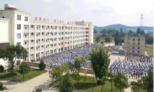 曲靖市馬龍職業(yè)技術(shù)學(xué)校教學(xué)樓