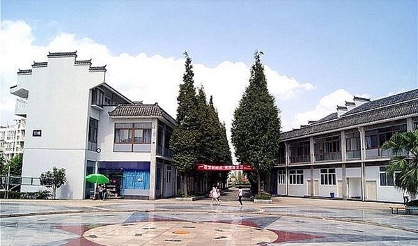  成都科華職業(yè)技術(shù)學(xué)校校園廣場(chǎng)