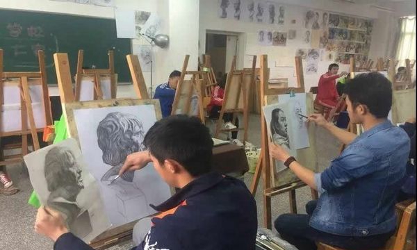 昆明市推拿職業(yè)學(xué)校素描 昆明市推拿職業(yè)學(xué)校素描