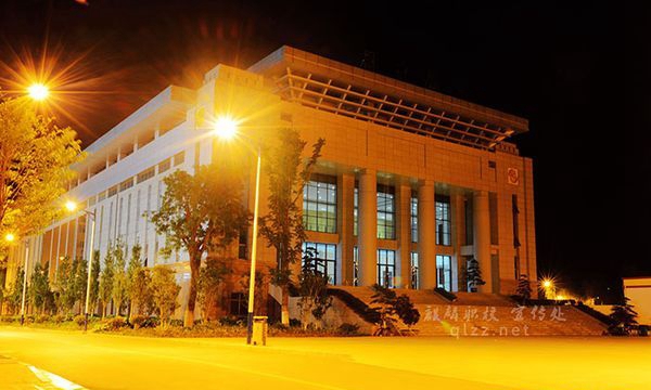 曲靖護理學(xué)校路燈昏黃