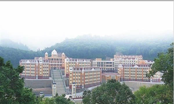 麻栗縣民族職業(yè)高級(jí)中學(xué)校園全景