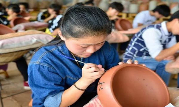 紅河州民族師范學(xué)校工藝美術(shù)