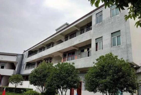 成都市莊園機(jī)電職業(yè)技術(shù)學(xué)校校園風(fēng)貌