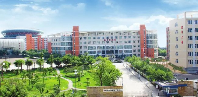 四川衛(wèi)生康復(fù)職業(yè)學(xué)院遠(yuǎn)看校園