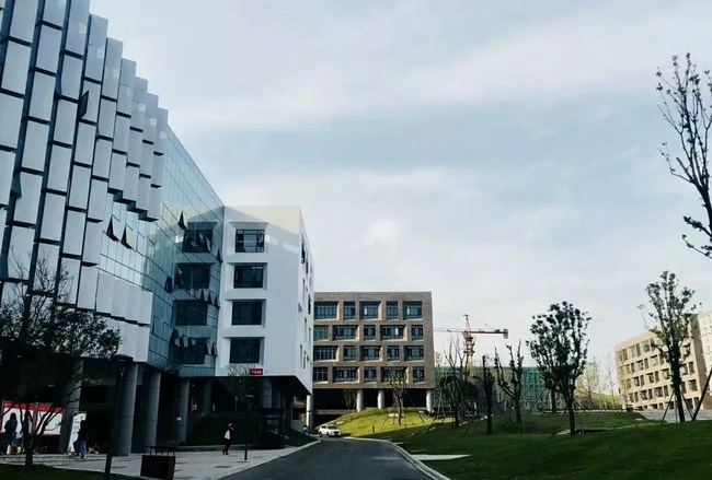 四川衛(wèi)生康復(fù)職業(yè)學(xué)院優(yōu)美的校園環(huán)境