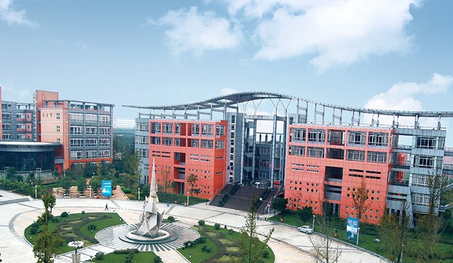 四川城市技師學(xué)院成都校區(qū)——五環(huán)廣場、第六教學(xué)樓