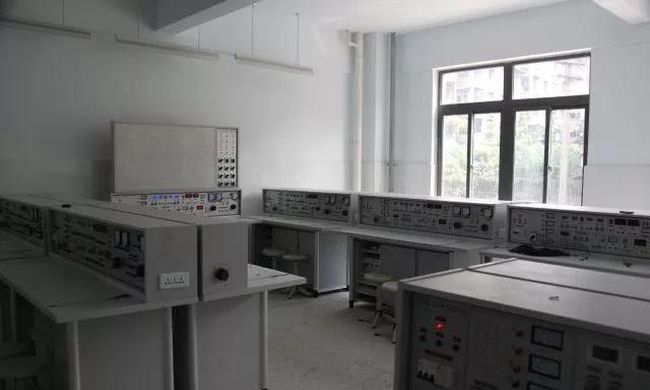 成都蜀興職業(yè)中學(xué)電子電工實(shí)作室