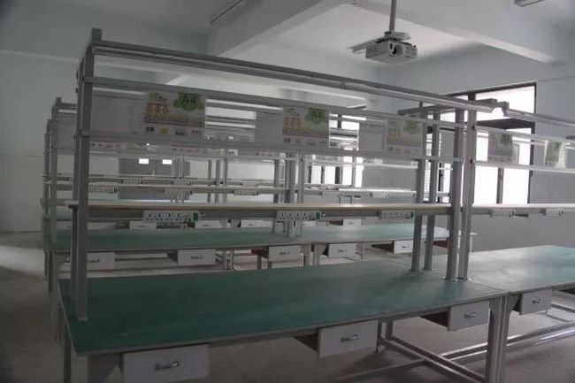 成都蜀興職業(yè)中學(xué)手工焊接貼片生產(chǎn)線