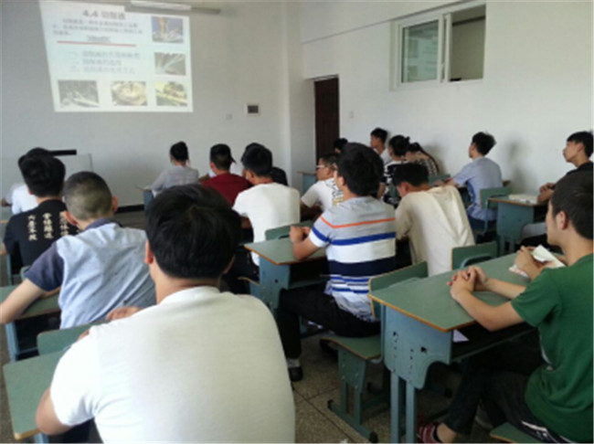 機(jī)床切削加工（車工方向）、數(shù)控加工（數(shù)控車工方向）、數(shù)控加工（加工中心操作工方向）、電子技術(shù)應(yīng)用、農(nóng)業(yè)機(jī)械使用與維護(hù)