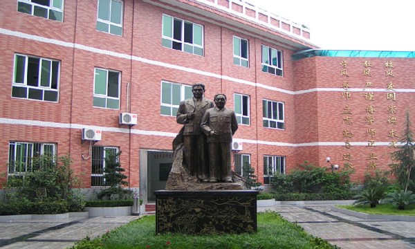 重慶市渝中職業(yè)教育中心校長雕像