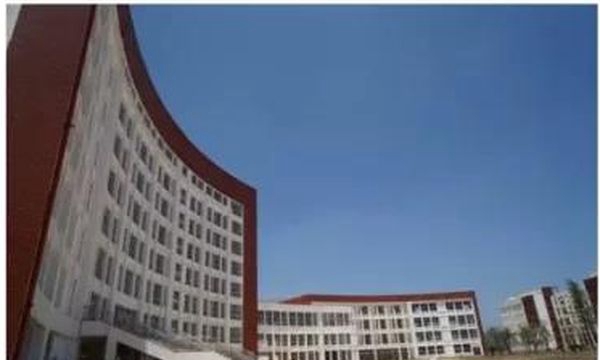 昆明市財(cái)經(jīng)商貿(mào)學(xué)校校操場(chǎng)