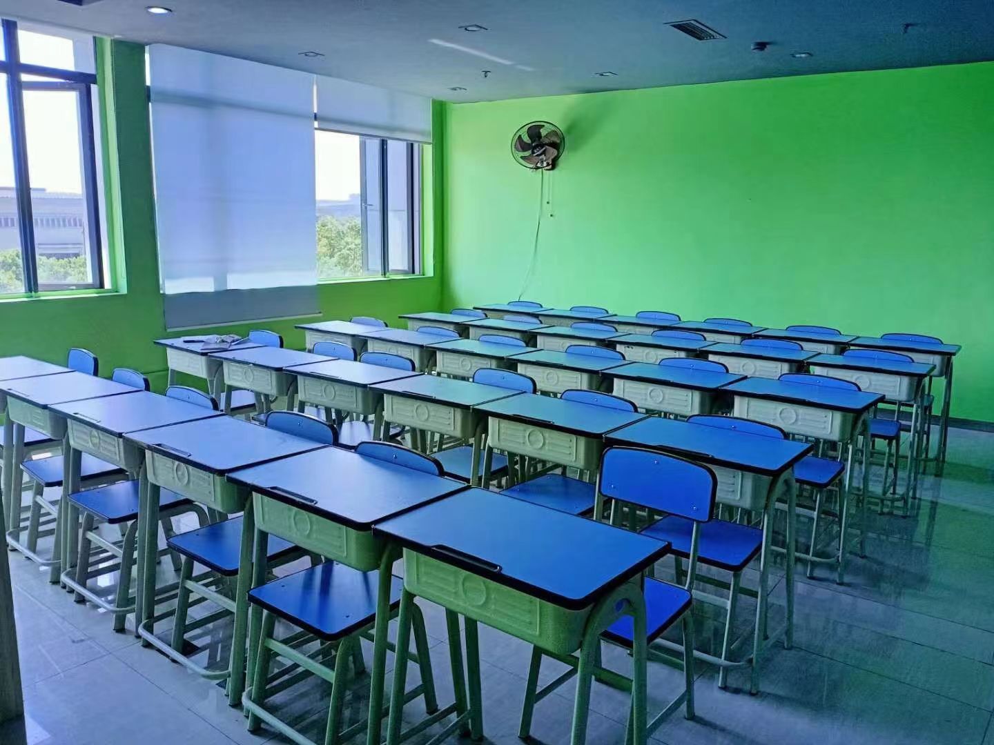 成都美思單招培訓學校課桌